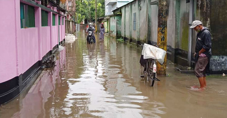 বৃষ্টির পানিতে ডুবে গেছে নীলফামারীর বিভিন্ন এলাকা