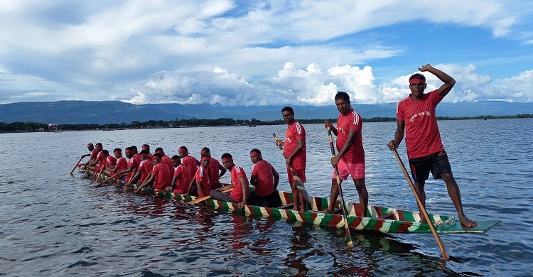 নৌকাবাইচের পুরস্কার সোনার নৌকা!
