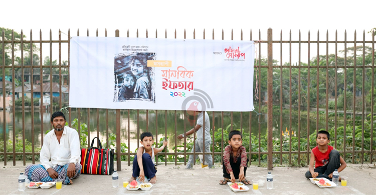 রমজানে ভাসমানদের ইফতার দিচ্ছে ‘আমরা গোলাপ’