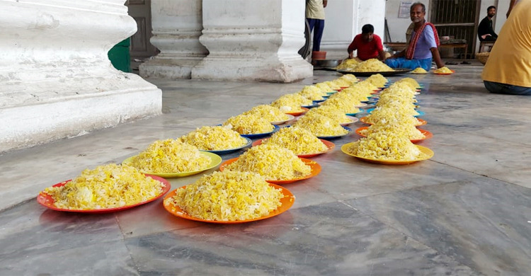 যুগ যুগ ধরে সেহরিতে নবাবী বিরিয়ানি বিতরণ