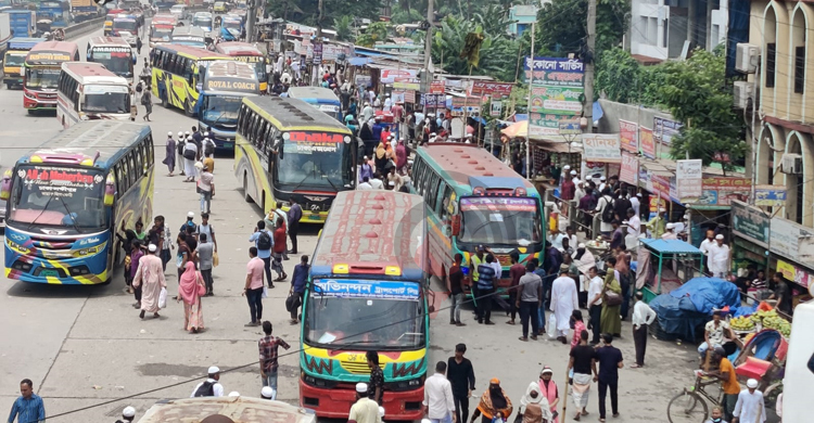 ঢাকা-চট্টগ্রাম মহাসড়কে ঘরমুখো যাত্রীদের ভিড়