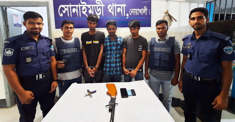 নোয়াখালীতে অস্ত্রসহ ৩ যুবক গ্রেফতার