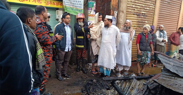 নোয়াখালীতে অগ্নিকাণ্ডে ১০ দোকান পুড়ে ছাই