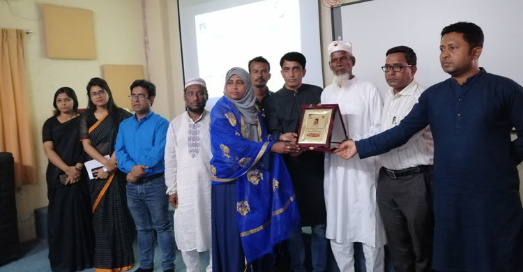 নোবিপ্রবিতে ভাষাশহীদ সালামের পরিবারকে সংবর্ধনা
