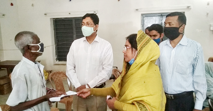 ৪ হাজার টাকা করে পেলেন ৫০ ভিক্ষুক