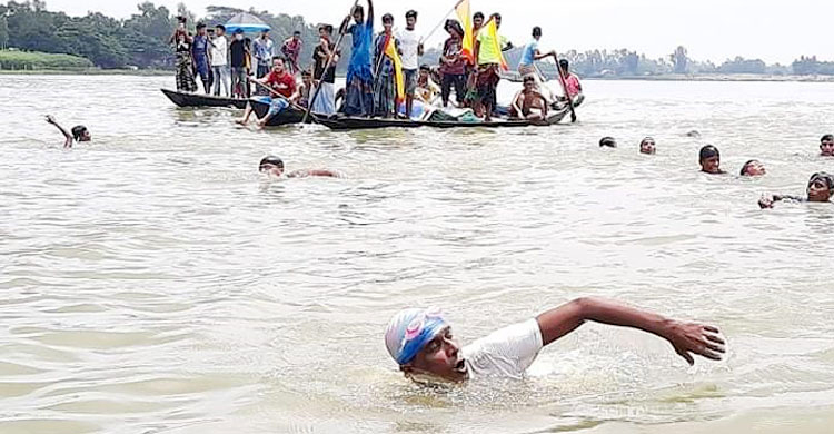 সাঁতরে উত্তাল মেঘনা পার, শুভেচ্ছায় ভাসছেন পল্লীচিকিৎসক