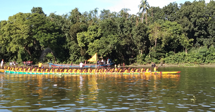 চিত্রায় নৌকাবাইচ দেখতে লাখো মানুষের ঢল
