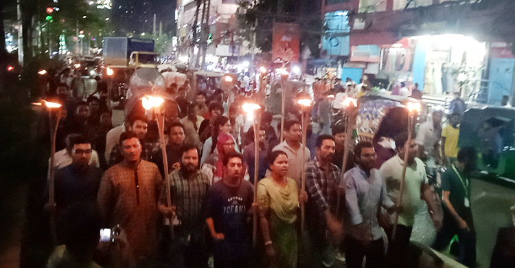 জোনায়েদ সাকির ওপর হামলার প্রতিবাদে নারায়ণগঞ্জে মশাল মিছিল