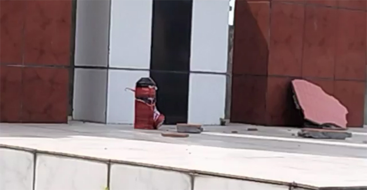 শহীদ মিনারে পাওয়া বোমাটি নিষ্ক্রিয় করলো ডিসপোজাল ইউনিট