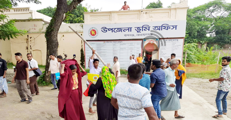 সরকারি জমি নিয়ে সংঘর্ষ, আহত ১২