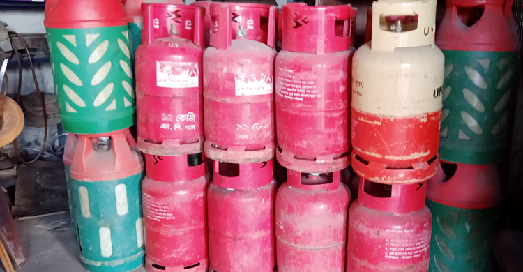 নারায়ণগঞ্জে ১০০-২০০ টাকা বেশি দিয়ে কিনতে হচ্ছে এলপি গ্যাস
