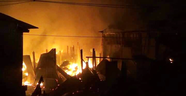 নারায়ণগঞ্জে কেমিক্যাল-ঝুট গুদামে অগ্নিকাণ্ড