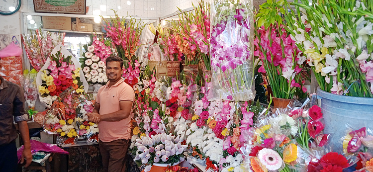 লাল গোলাপ ৫০, সাদা ১০০