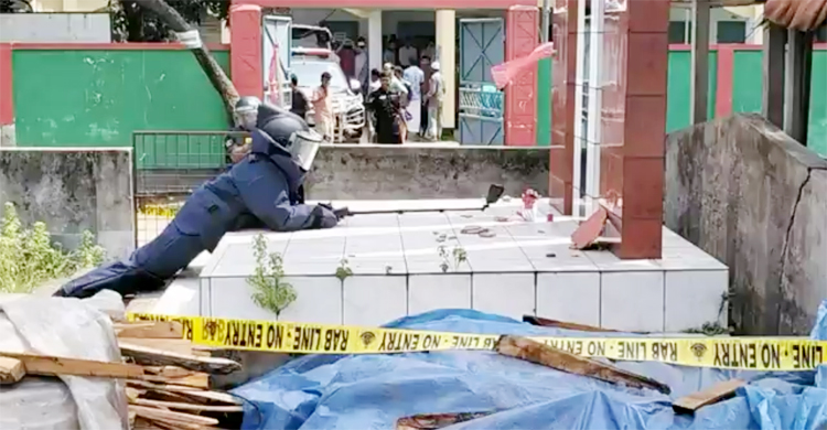 শহীদ মিনারে পাওয়া বোমাটি নিষ্ক্রিয় করলো ডিসপোজাল ইউনিট