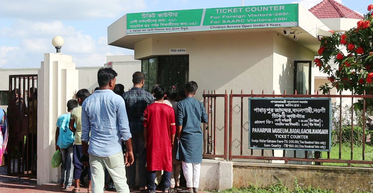 পাহাড়পুর বৌদ্ধবিহারে বেড়েছে দর্শনার্থীদের ভিড়