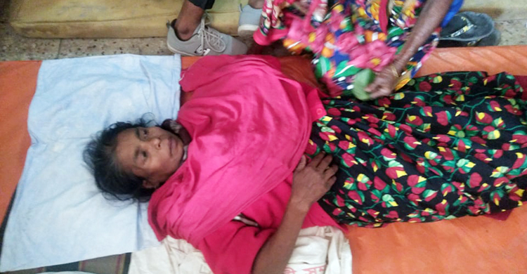 করোনা সন্দেহে বৃদ্ধাকে ছুঁয়ে দেখেনি কেউ, হাসপাতালে নিলো পুলিশ
