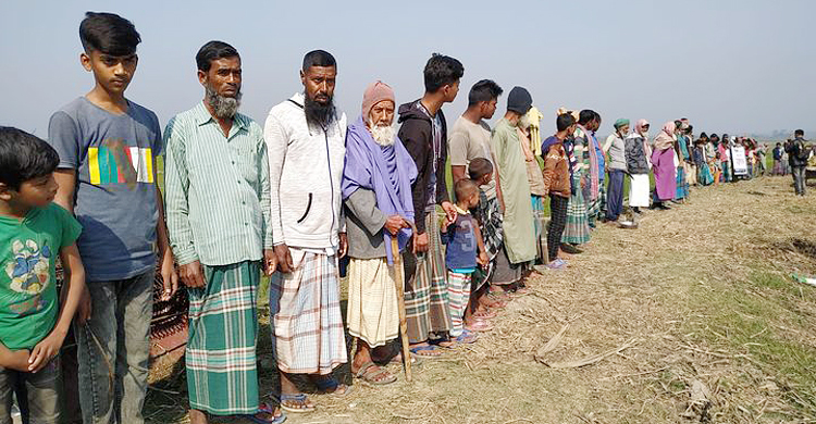 বোরো ধানের জমি থেকে জলাবদ্ধতা নিরসনের দাবিতে মানববন্ধন