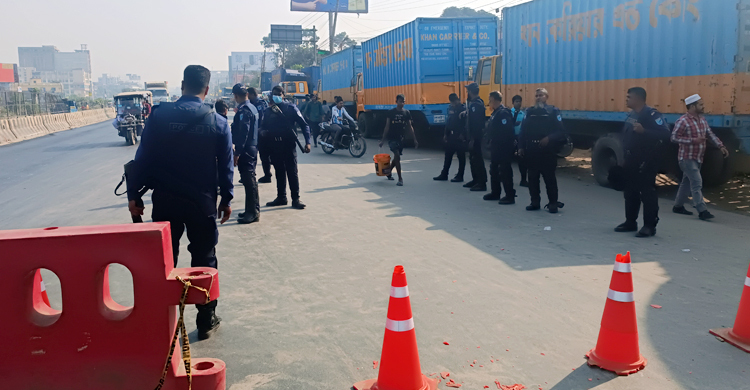 ঢাকা-চট্টগ্রাম মহাসড়কে পুলিশের তল্লাশি, আটক ৬