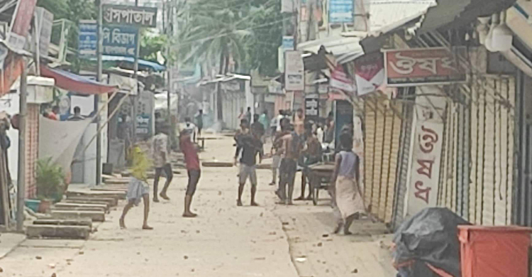 পুলিশের ওপর হামলার ঘটনায় গ্রেফতার ৩১, প্রতিবাদে বিক্ষোভ