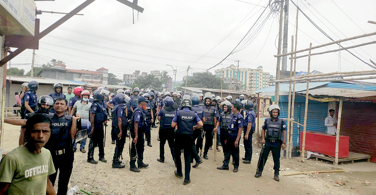 পুলিশের ওপর হামলার ঘটনায় গ্রেফতার ৩১, প্রতিবাদে বিক্ষোভ
