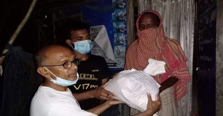 কর্মহীনদের বাড়িতে খাবার ও নগদ অর্থ পাঠালেন এমপি নাদিরা