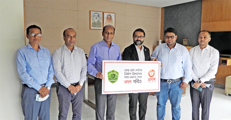 পুলিশের কাউন্টার টেরোরিজম ইউনিটের পাশে ‘নগদ’