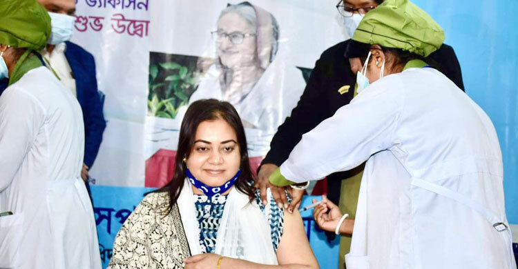 করোনা টিকা নিলেন ইউএনও নাহিদা বারিক