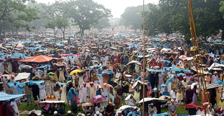 বৃষ্টিতে ভিজে শোলাকিয়ায় নামাজ আদায় করলেন লাখো মুসল্লি