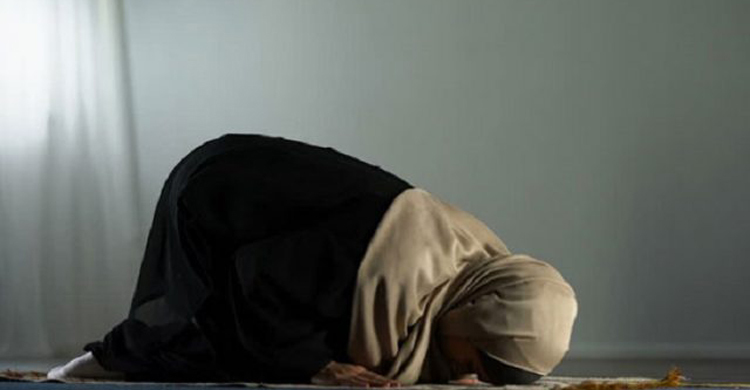 নামাজরত অবস্থায় মৃত্যুর কোলে ঢলে পড়লেন নারী