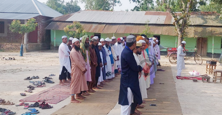বিরামপুরে ঈদের নামাজ পড়লেন ১৫ গ্রামের মানুষ