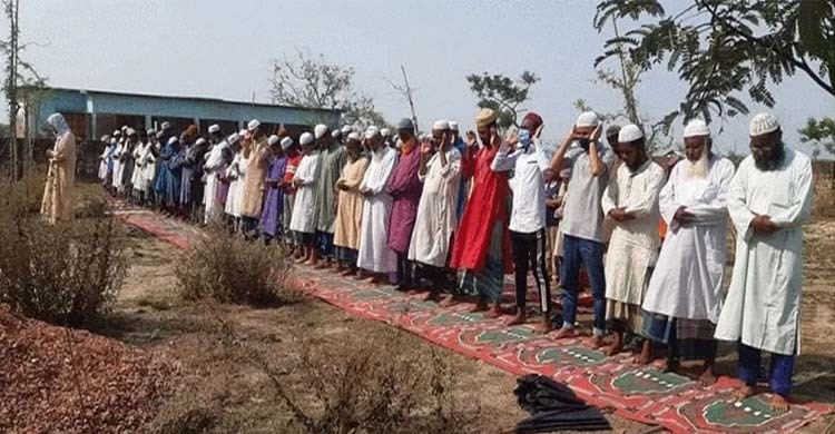 সাতক্ষীরায় বৃষ্টির জন্য নামাজের পর গ্রামবাসীর মোনাজাত
