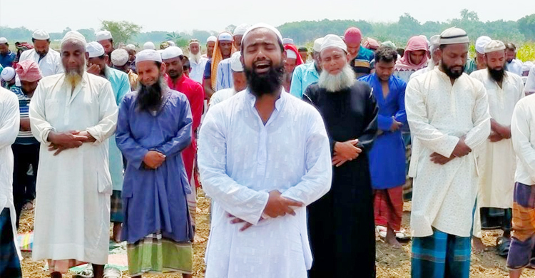 ইস্তিসকার নামাজে বৃষ্টির জন্য অঝোরে কাঁদলেন কুষ্টিয়ার মানুষ