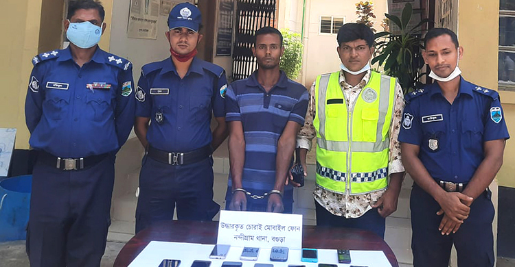নন্দীগ্রামে ১৩ চোরাই মোবাইলসহ যুবক গ্রেফতার