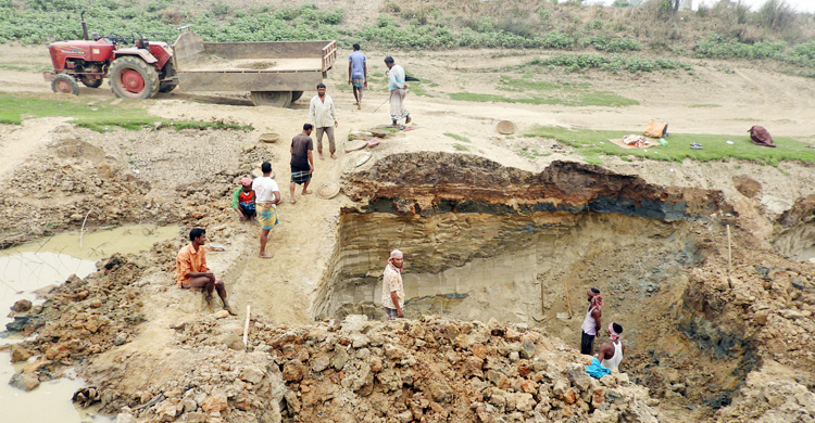 নদী থেকে বালু উত্তোলন, হুমকির মুখে আবাদি জমি