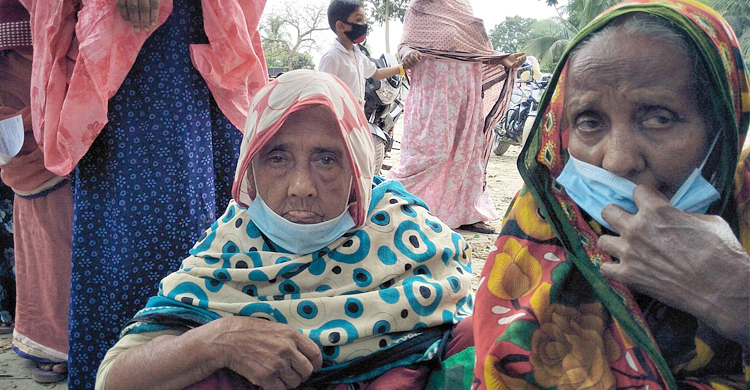 এক ঘণ্টা লাইনে দাঁড়িয়ে টিকা নিলেন দুই বৃদ্ধা