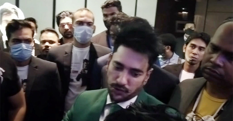 সাংবাদিকদের হেনস্থা, পরিবেশ শান্ত করলেন অনন্ত জলিল
