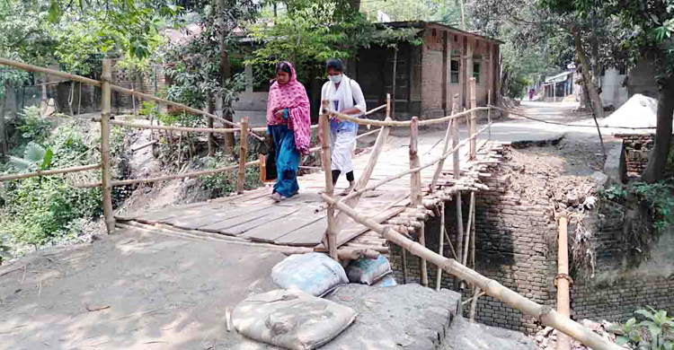 ভেঙে যাওয়া ব্রিজে বাঁশ-কাঠ দিয়ে চলছে যাতায়াত