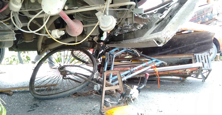 নওগাঁয় বাসচাপায় ভ্যানচালক নিহত