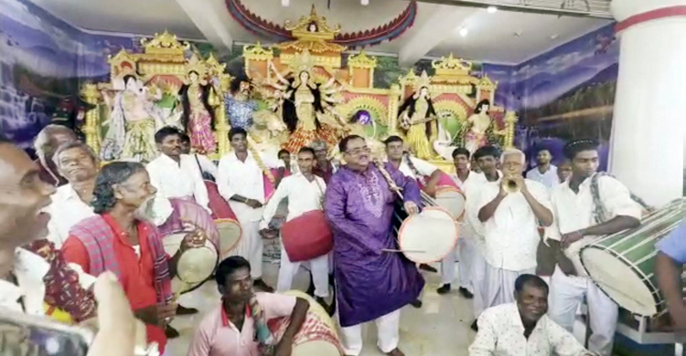 ঢোল বাজিয়ে পূজামণ্ডপ মাতালেন খাদ্যমন্ত্রী