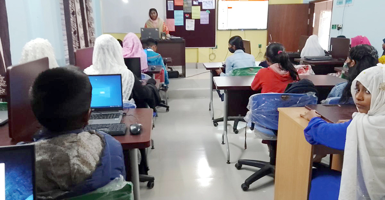 এখনো বই পায়নি ষষ্ঠ শ্রেণির শিক্ষার্থীরা, মাল্টিমিডিয়ায় চলছে ক্লাস