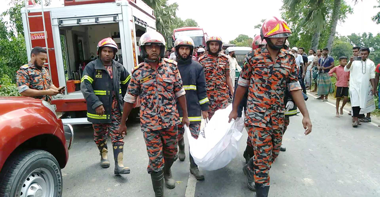 নওগাঁয় বাসচাপায় ভ্যানচালক নিহত