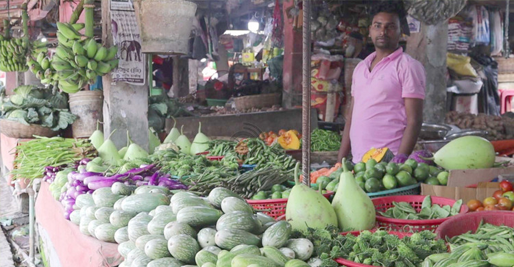 নওগাঁয় কমেছে ডিম ও চালের দাম