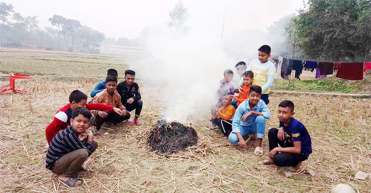বছর শেষে নওগাঁয় জেঁকে বসেছে শীত