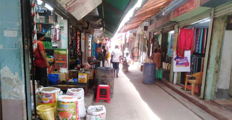 নওগাঁয় সহজে মিলছে না বোতলজাত সয়াবিন তেল