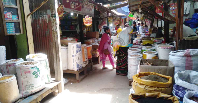 নওগাঁয় সহজে মিলছে না বোতলজাত সয়াবিন তেল