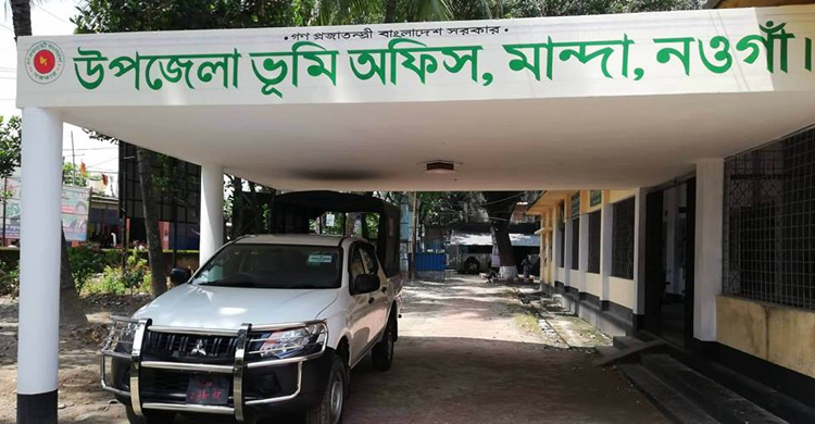 এসিল্যান্ড অফিসের বারান্দায় প্রতিপক্ষের নাক ফাঁটালেন বাদী