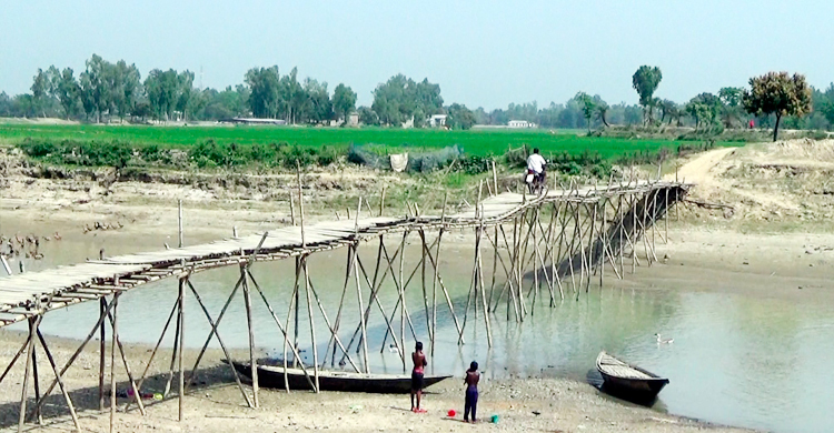 ২ উপজেলার মানুষের ভরসা একটি বাঁশের সাঁকো