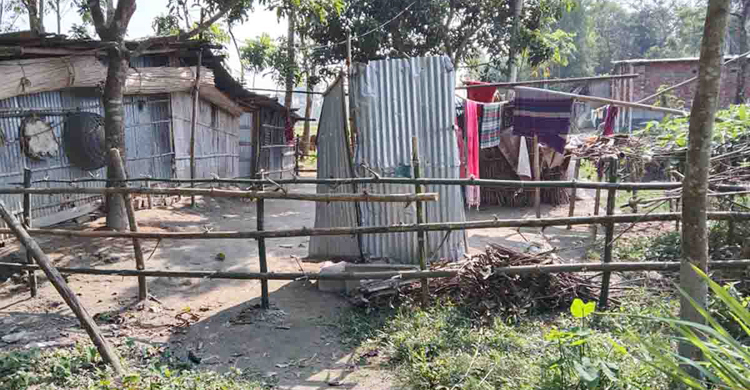 বাড়ির সামনে বেড়া দেয়ায় কাজেও যেতে পারছে না পরিবারটি