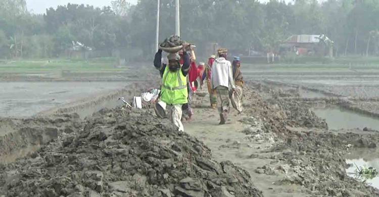 নিজেদের প্রয়োজনে দেড় কিলোমিটার রাস্তা নির্মাণ করে ফেললেন কৃষকরা