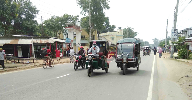 নওগাঁয় অবাধে চলছে ব্যাটারিচালিত রিকশা-ভ্যান